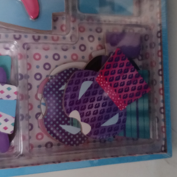 Melissa & Doug Magnetic Dress Up Doll Fun Fashions. (New/Sealed) - Picture 3 of 8